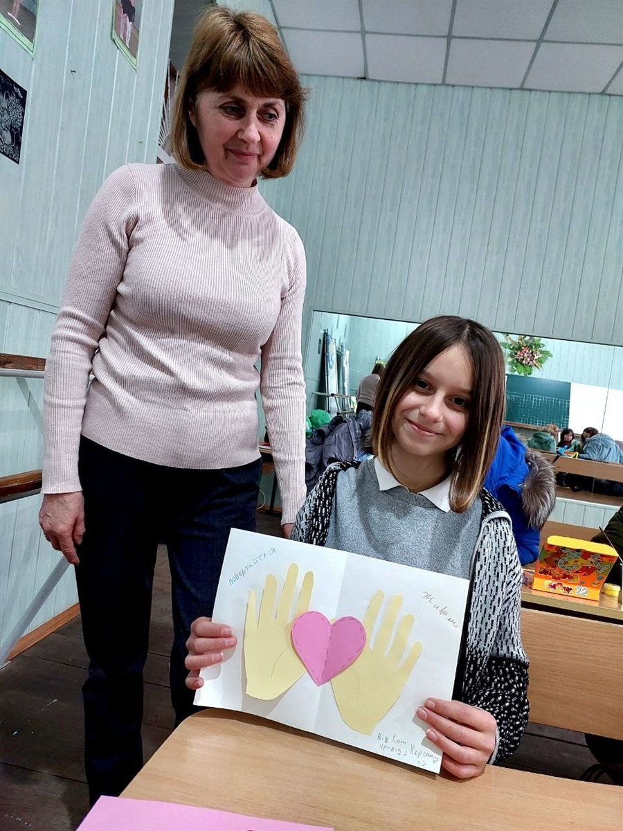 Софійка з Херсону на майстер-класі з виготовленнялистівок для ЗСУ