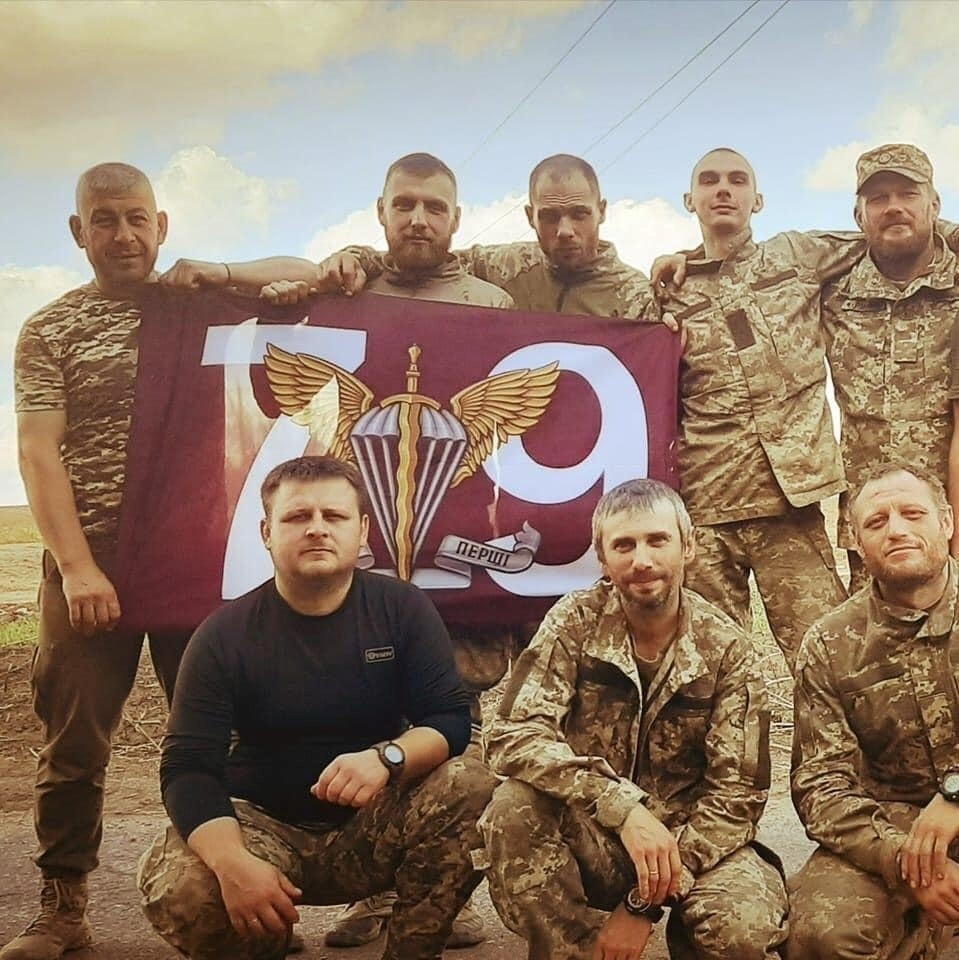 Загиблий Герой Віктор Ліпей з побратимами 79-ї ДШБ