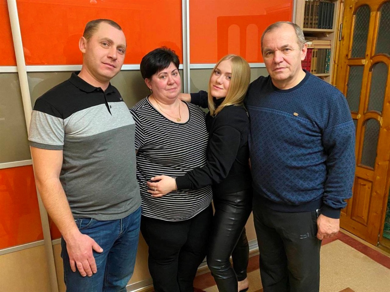 Сергій Кришталь з батьками і сестричкою