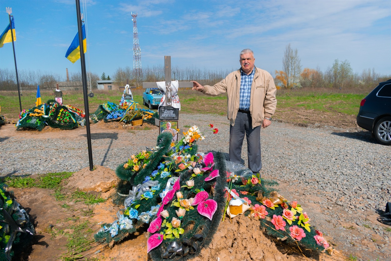 Олег Антонюк біля могили свого племінника Ярослава Кушпіти – Героя України