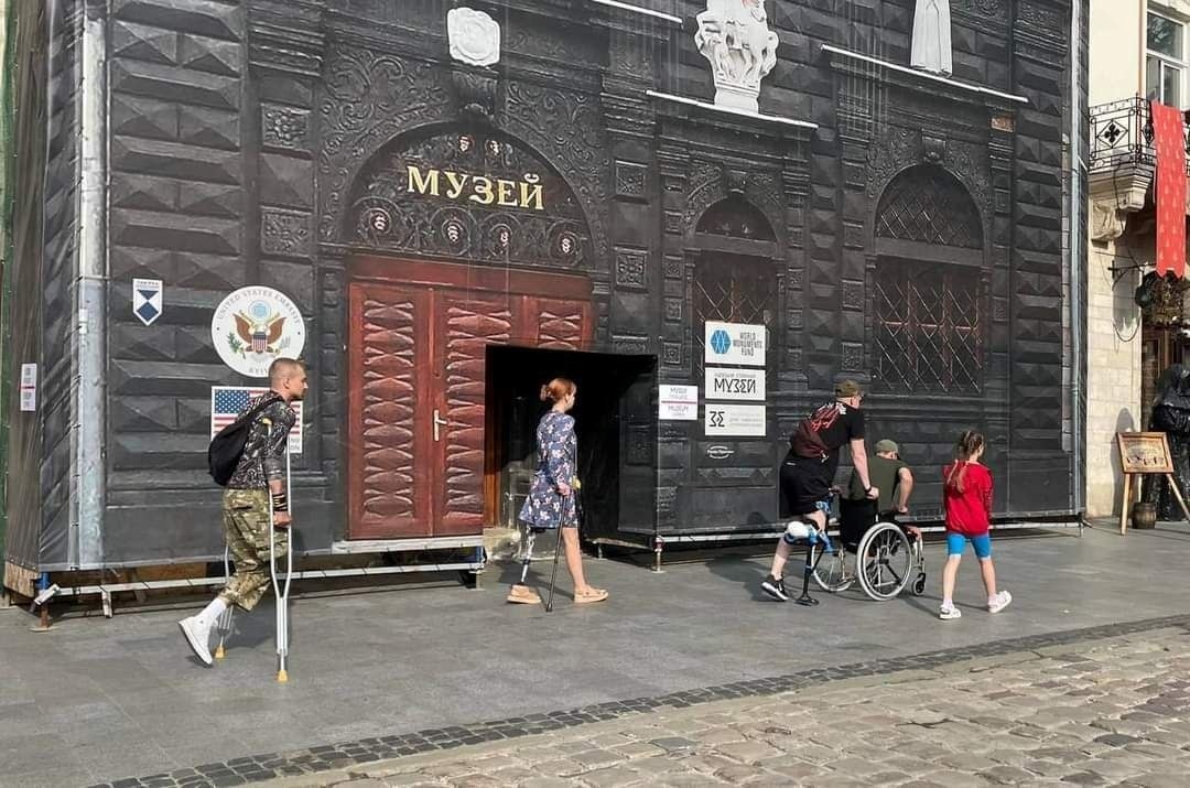 Війна. Що несе «pycкий мір» українцям…

Кінорежисер Віталій Манський зробив це фото на вулиці у Львові.