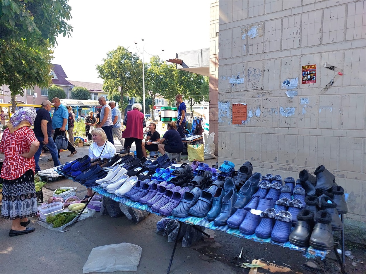 Стихійна торгівля біля БНТ