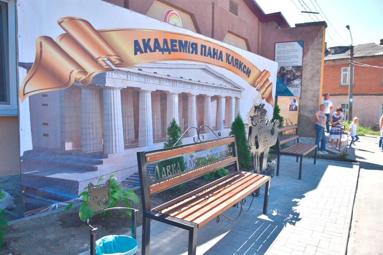 Новий скверик з лавочками у Жмеринці по вулиці Павлова, 11