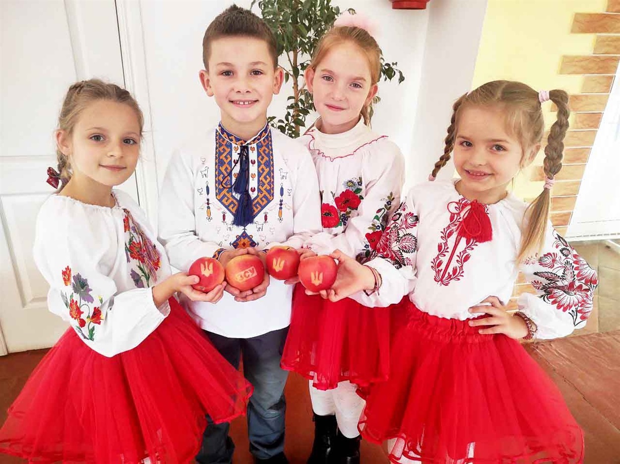 Учні ліцею №6 виростили яблучка з символами України