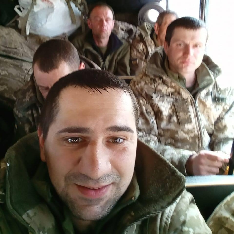 Старший кулеметник Ілля Шумлянський з побратимами