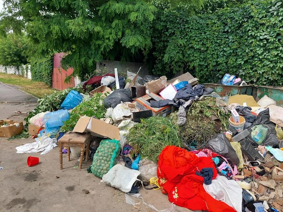 Жмеринчани складають під баками усе, що лише є на господарстві
