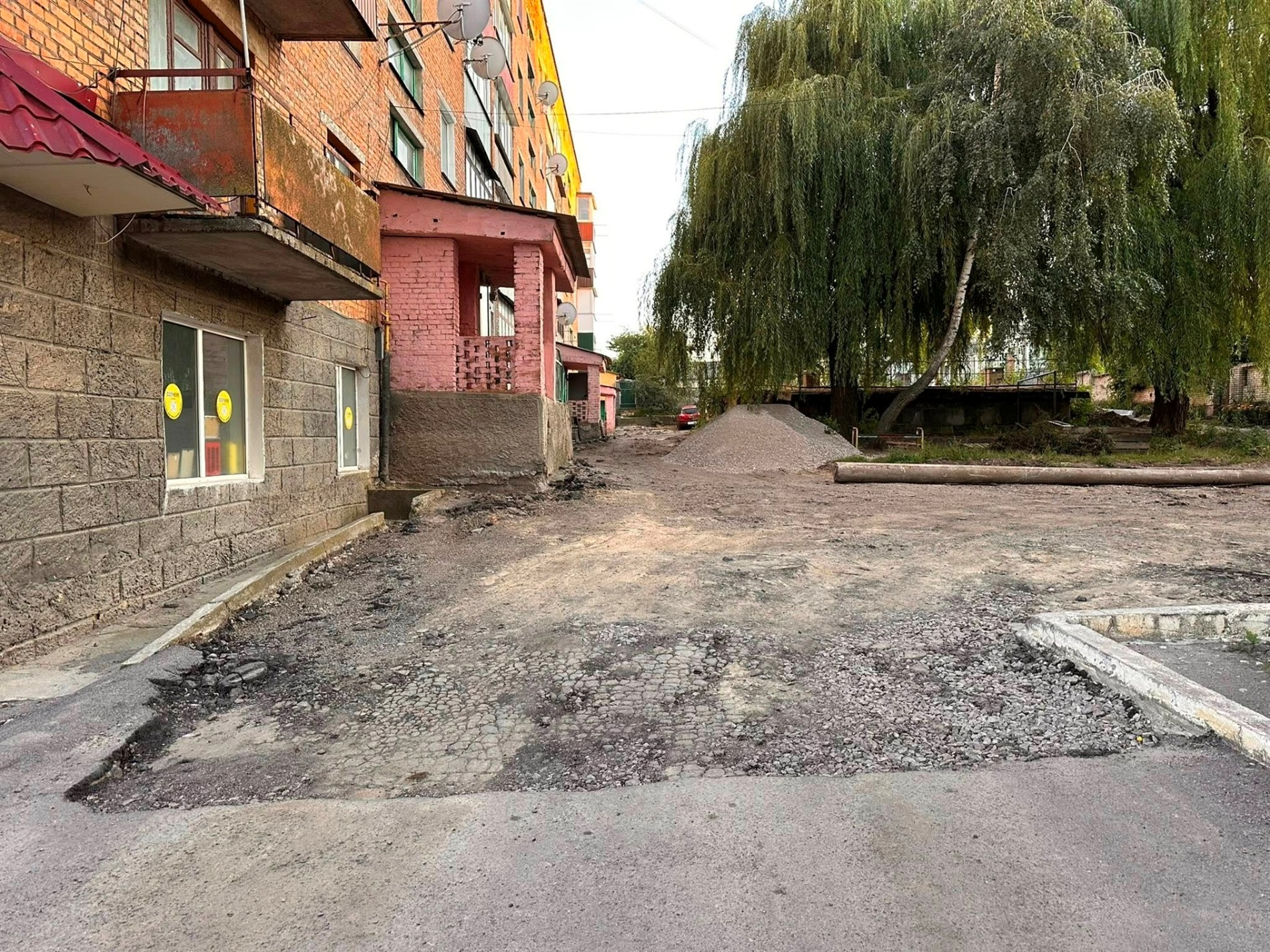 Завершили ремонт прибудинкової по Соборній: фото до і після