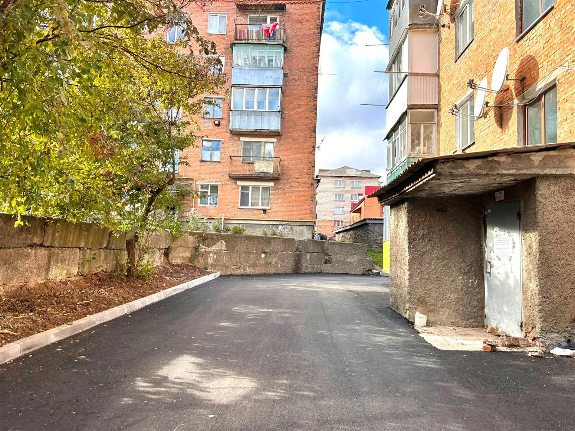 Завершили ремонт прибудинкової по Соборній: фото до і після