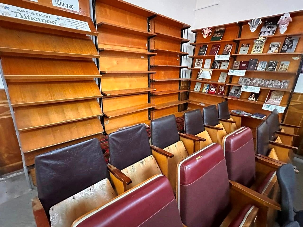 У Жмеринці ремонтують бібліотеку в центрі міста: залишимо фото «до» на згадку