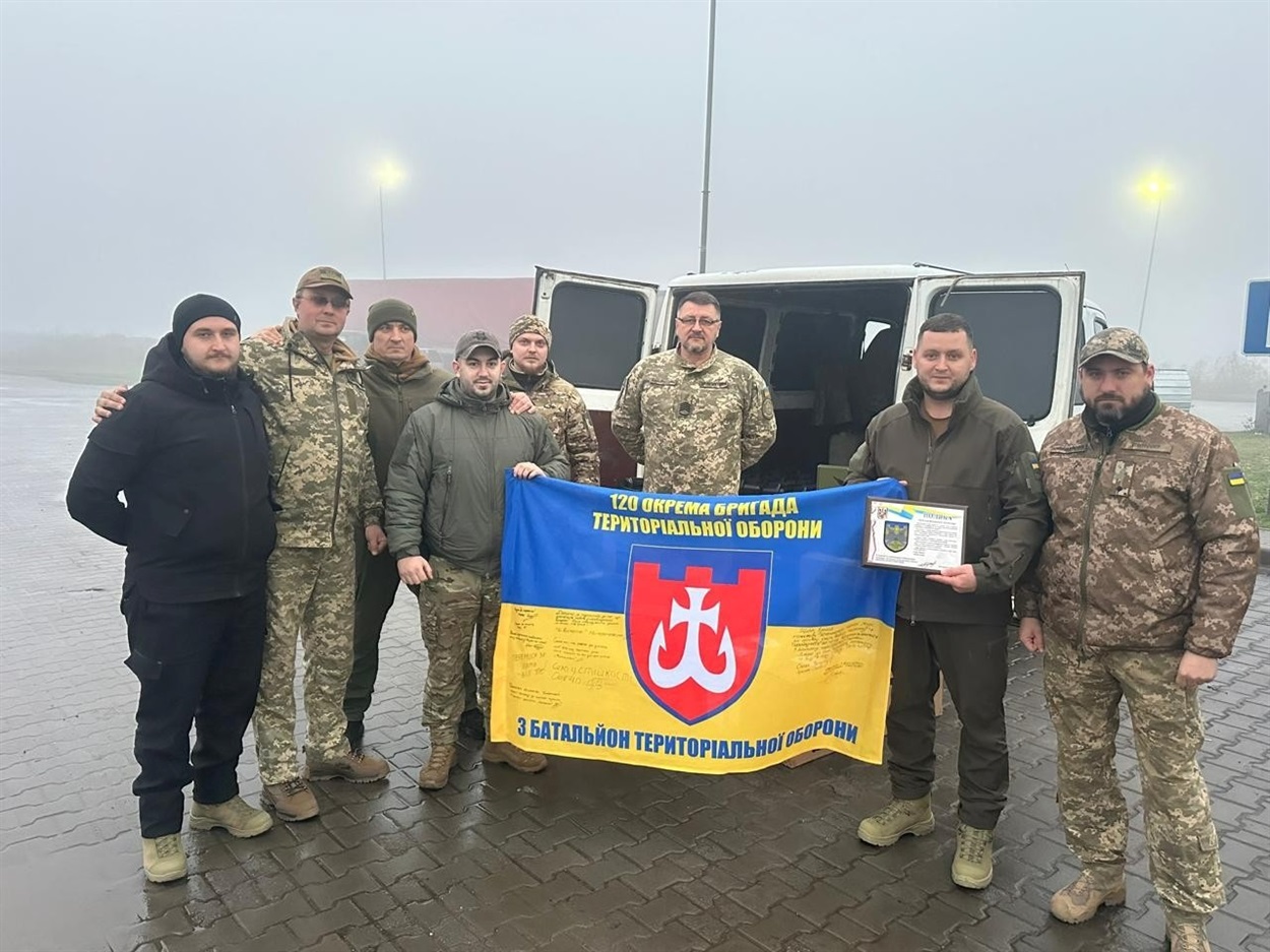 Вадим Кожуховський передав на передову від жмеринчан 37 дронів Mavic, FPV, зарядні станції та антени