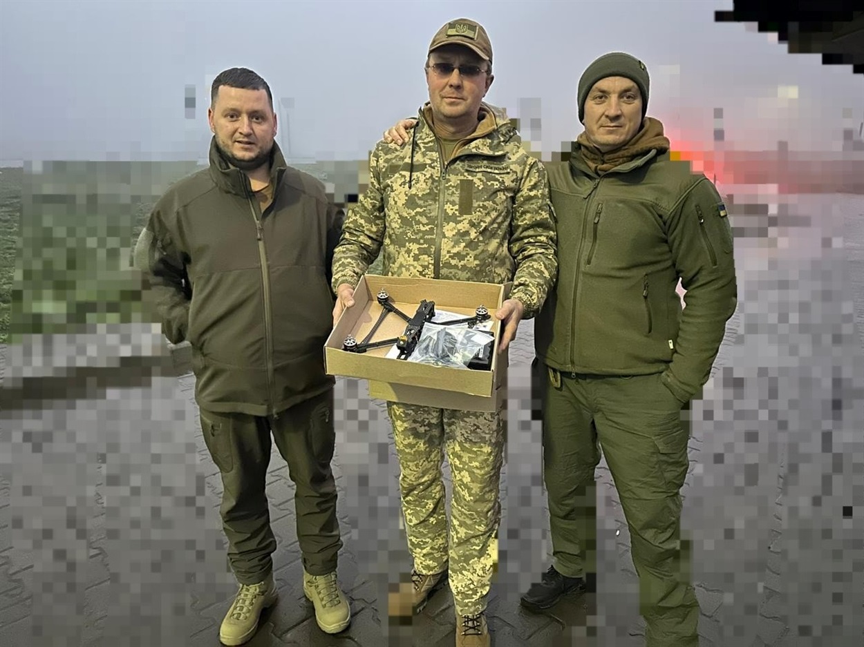 Вадим Кожуховський передав на передову від жмеринчан 37 дронів Mavic, FPV, зарядні станції та антени