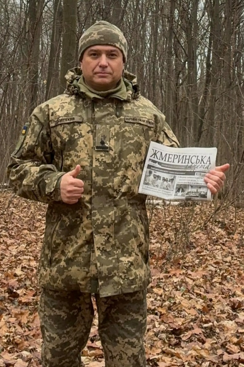 Передали примірник газети зі стеттею на передову для Олексія Голубкова