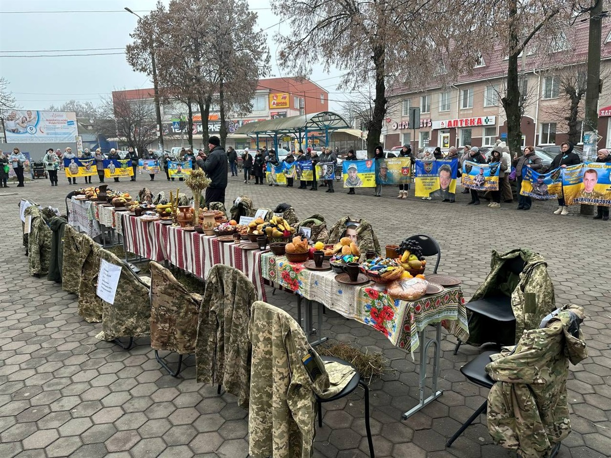 Вечеря, на якій їх нема: у Жмеринці відбулась акція на підтримку полонених та зниклих безвісти
