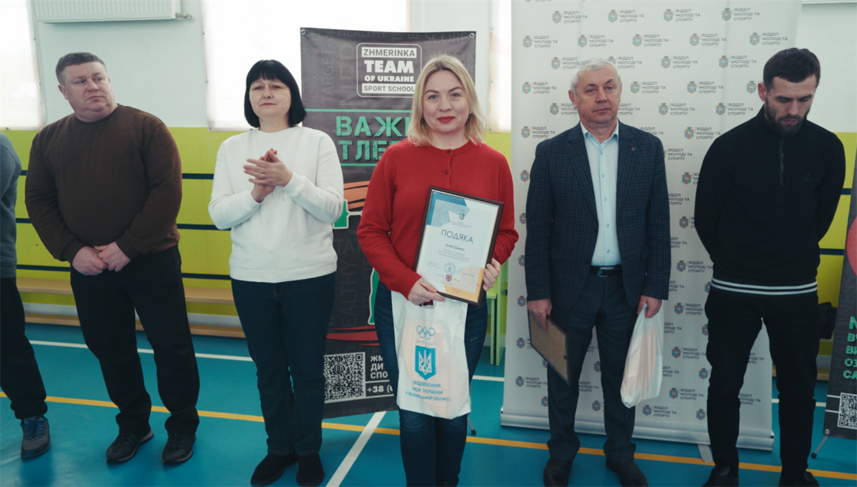 У спорткомплексі «Авангард» у Жмеринській громаді підняли прапор на підтримку Зимової Олімпіади