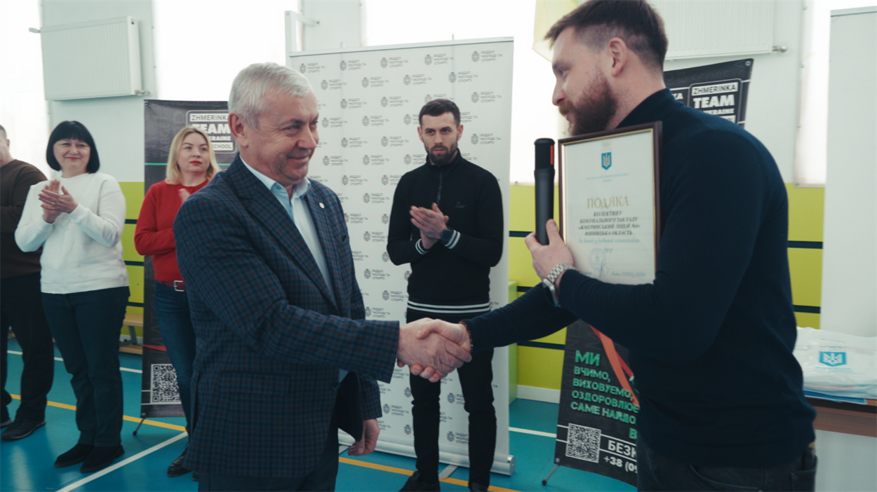 У спорткомплексі «Авангард» у Жмеринській громаді підняли прапор на підтримку Зимової Олімпіади