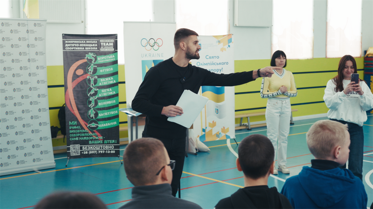 У спорткомплексі «Авангард» у Жмеринській громаді підняли прапор на підтримку Зимової Олімпіади