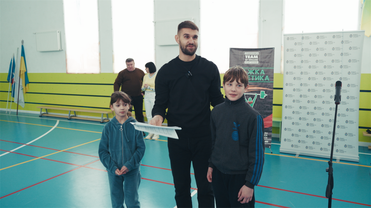 У спорткомплексі «Авангард» у Жмеринській громаді підняли прапор на підтримку Зимової Олімпіади