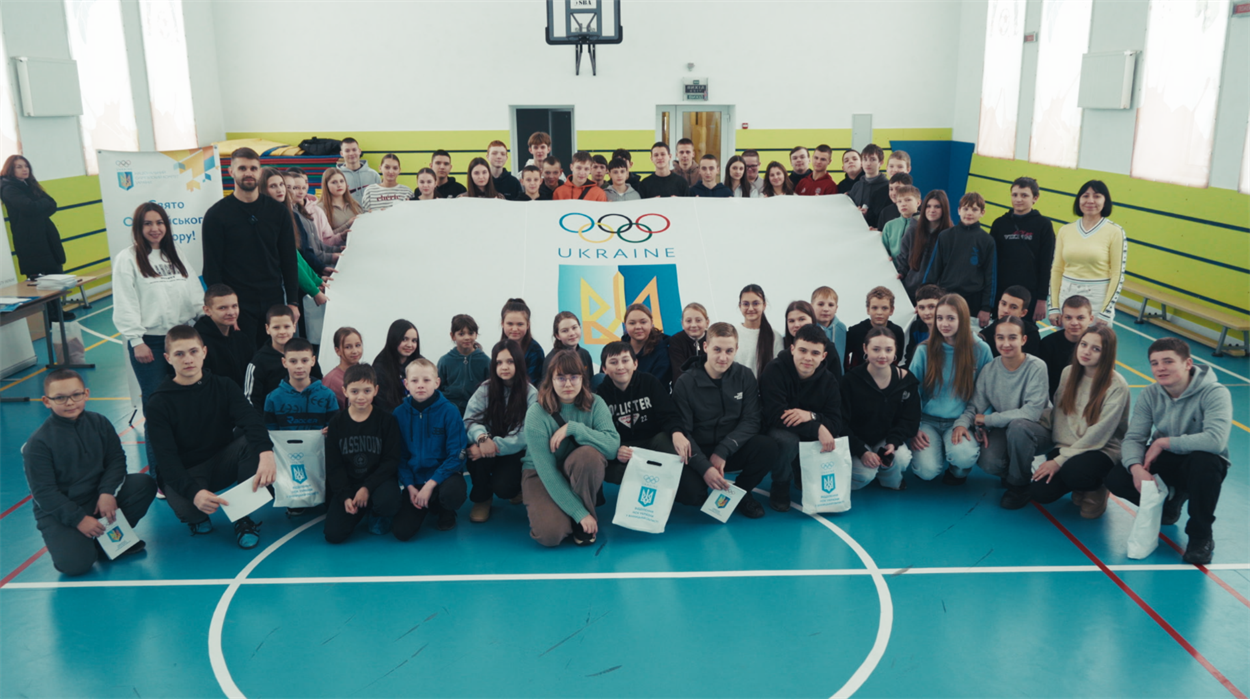 У спорткомплексі «Авангард» у Жмеринській громаді підняли прапор на підтримку Зимової Олімпіади