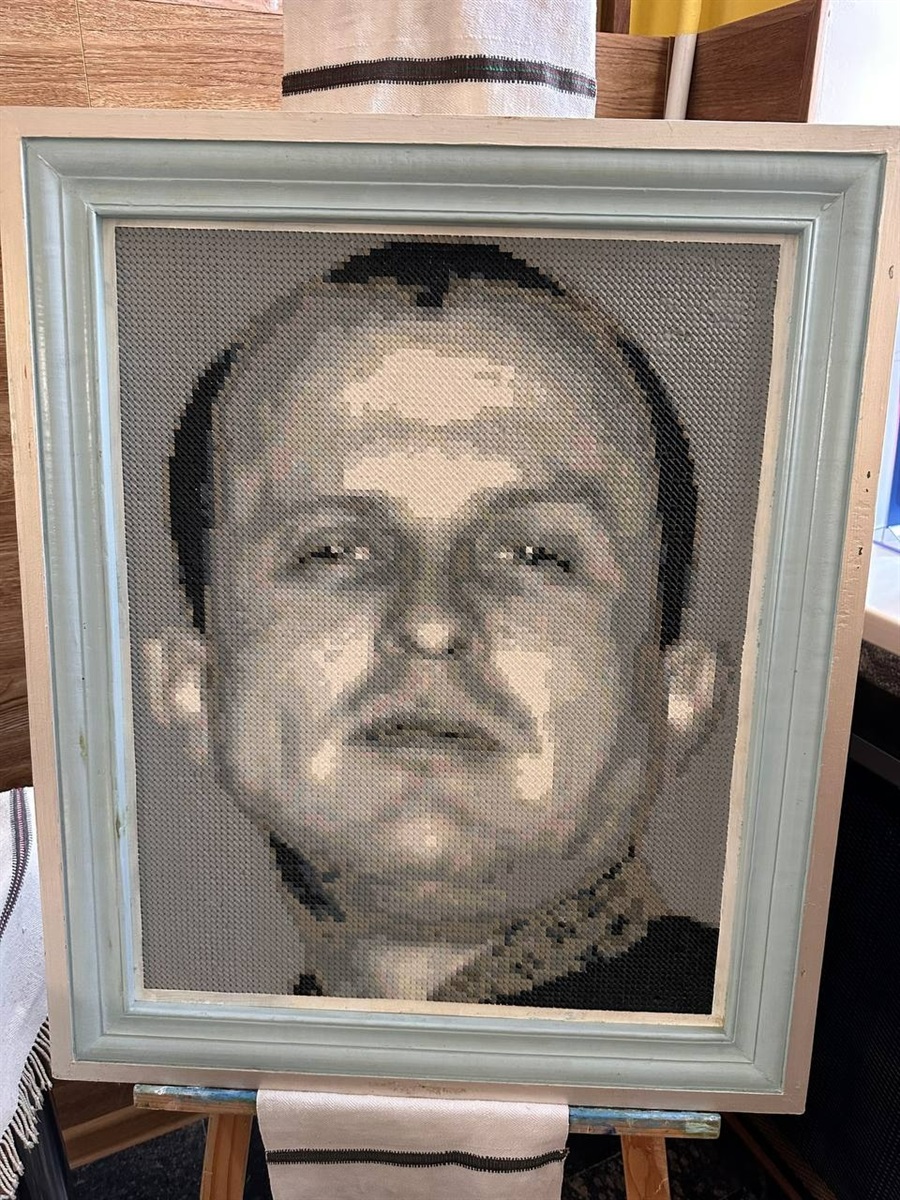 У Жмеринці поруч з пам’ятниками створили символічну інсталяцію з білосніжних Янголів на честь Героїв