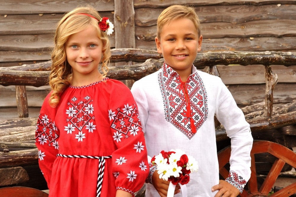 хлопчик та дівчинка у вишиванці