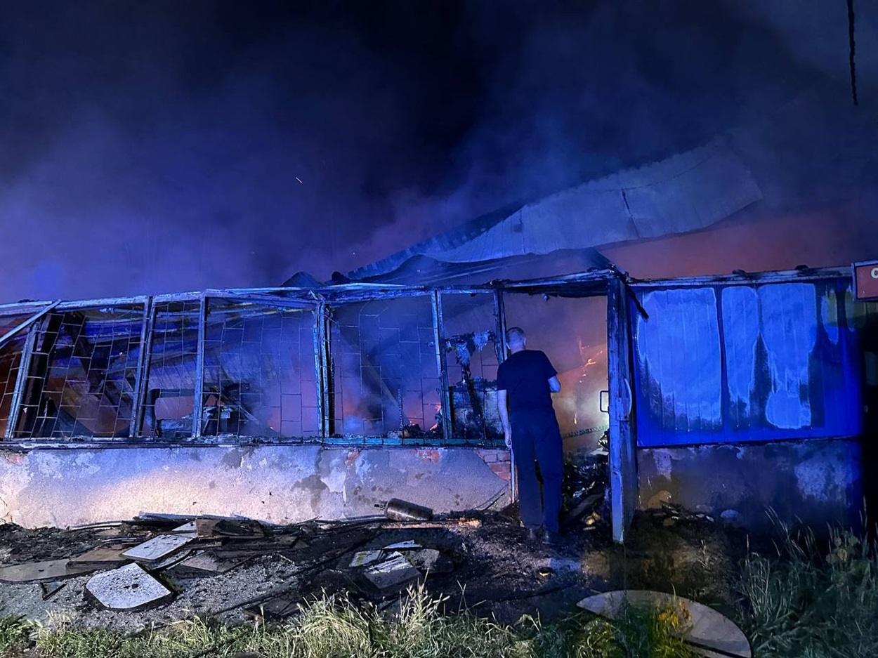 У Браїлові сталася масштабна пожежа на меблевому підприємстві: згорів цех та обладнання