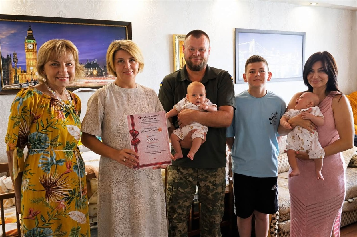 У Жмеринці привітали родину захисника з народженням близнят