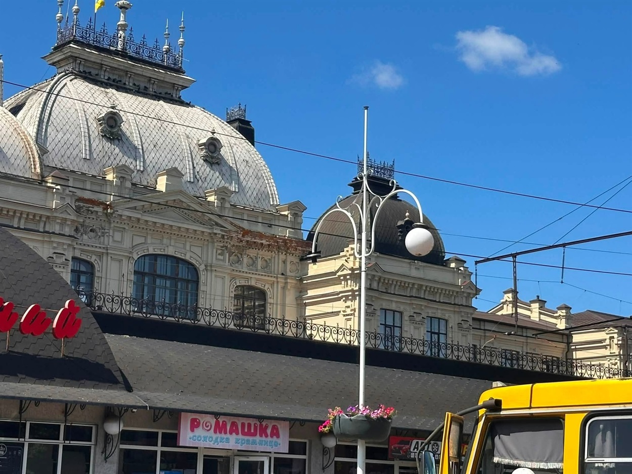 На проспекті Бориса Олійника замінюють ліхтарі вуличного освітлення: водіїв просять бути уважними