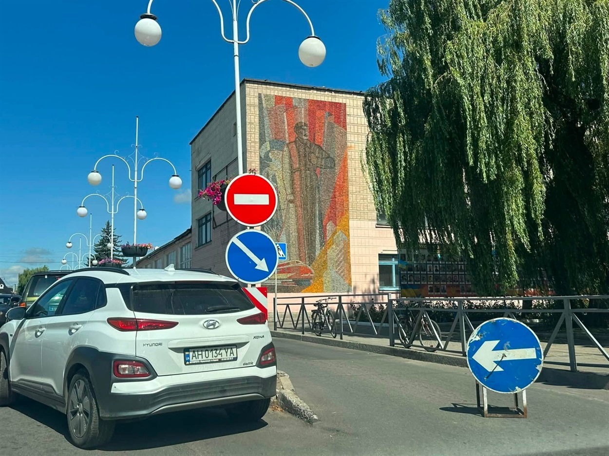 На проспекті Бориса Олійника замінюють ліхтарі вуличного освітлення: водіїв просять бути уважними